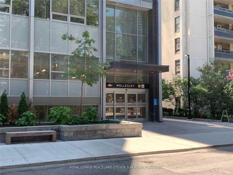 Photo 3 at 904 - 17 Dundonald Street, Yonge Corridor, Toronto