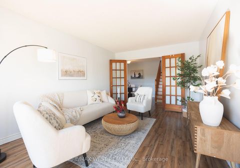 Photo 2 at 14 Souch Court, Bowmanville, Clarington