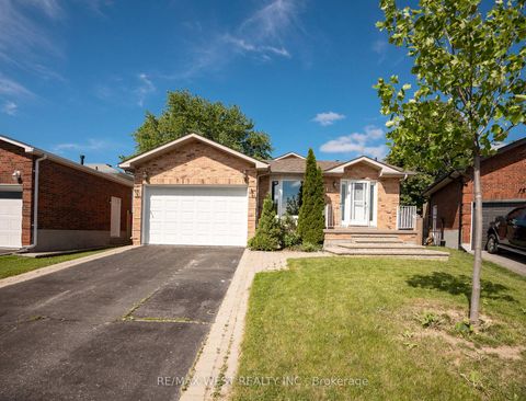 Photo 6 at 14 Souch Court, Bowmanville, Clarington