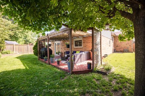 Photo 7 at 14 Souch Court, Bowmanville, Clarington
