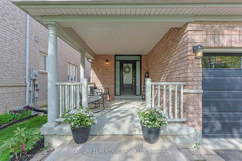 Photo 2 at 996 Oaktree Crescent, Summerhill Estates, Newmarket