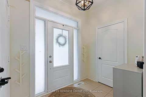 Photo 4 at 996 Oaktree Crescent, Summerhill Estates, Newmarket