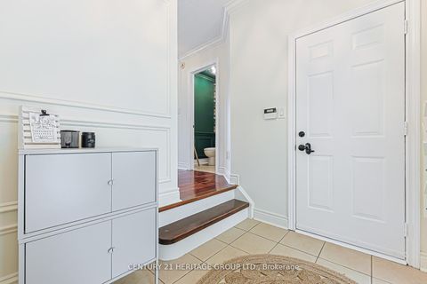 Photo 5 at 996 Oaktree Crescent, Summerhill Estates, Newmarket