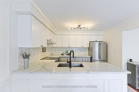 Photo 13 at 996 Oaktree Crescent, Summerhill Estates, Newmarket