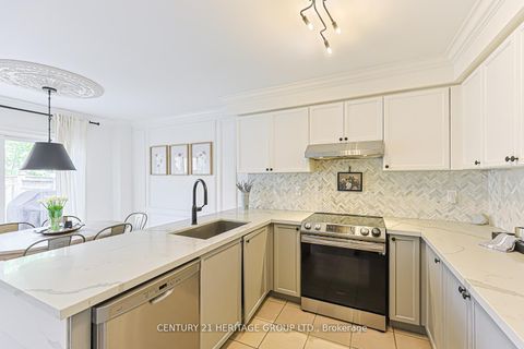 Photo 15 at 996 Oaktree Crescent, Summerhill Estates, Newmarket