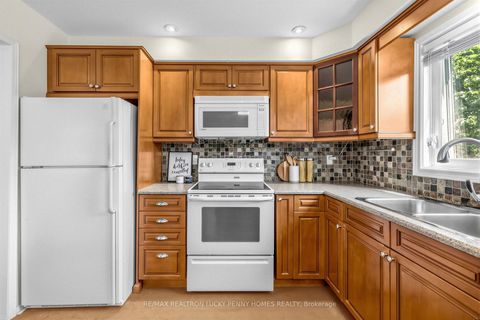 Photo 11 at 19 Norwich Drive, Raymerville, Markham