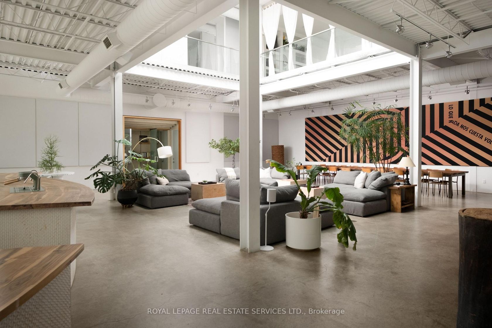 1 Roof Garden Lane, Junction, Toronto photo 2