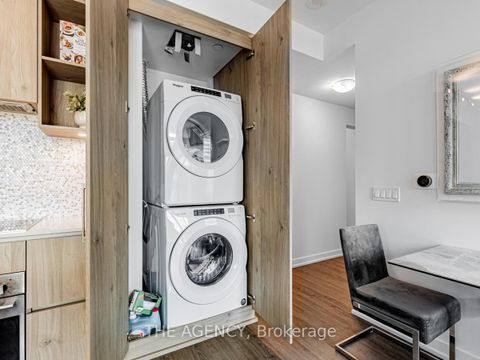Photo 16 at 711 - 1 Yorkville Avenue, Annex, Toronto