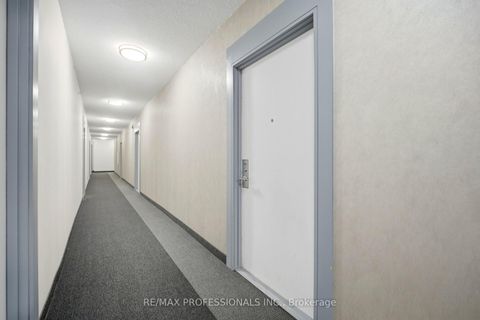 Photo 4 at 922 - 15 James Finlay Way, CFB, Toronto
