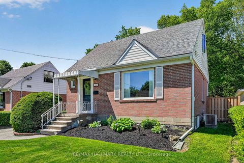 Photo 1 at 32 Rockwood Drive, Cliffcrest, Toronto