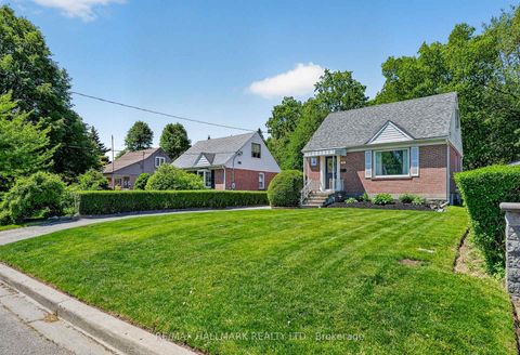 Photo 2 at 32 Rockwood Drive, Cliffcrest, Toronto