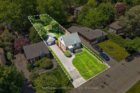 Photo 3 at 32 Rockwood Drive, Cliffcrest, Toronto