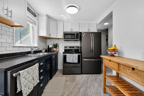 Photo 13 at 32 Rockwood Drive, Cliffcrest, Toronto