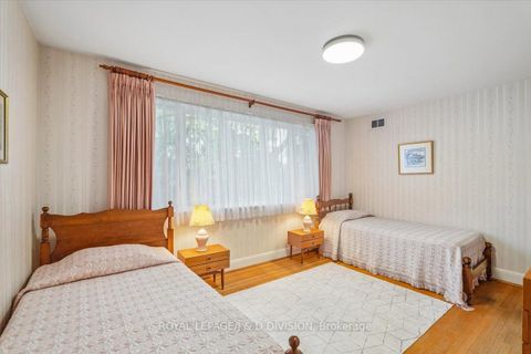 Photo 16 at 36 Medalist Road, Windfields, Toronto