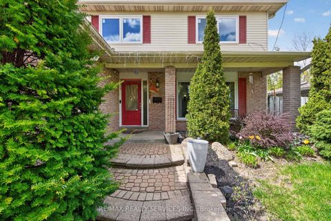 Photo 3 at 2 Dunbar Drive, Blue Grass Meadows, Whitby