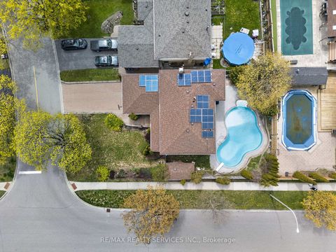 Photo 4 at 2 Dunbar Drive, Blue Grass Meadows, Whitby