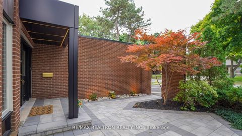 Photo 2 at 47 Robinter Drive, Newtonbrook East, Toronto