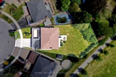Photo 2 at 38 Elmartin Drive, Steeles, Toronto