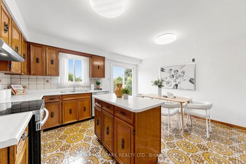 Photo 19 at 38 Elmartin Drive, Steeles, Toronto