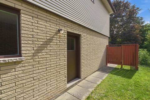 Photo 4 at 410 Dianne Drive, Donevan, Oshawa