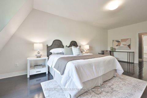 Photo 12 at 32 Lobo Mews, City Centre West, Toronto