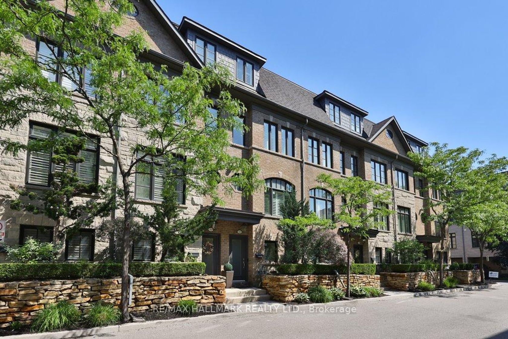 32 Lobo Mews, City Centre West, Toronto 