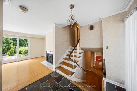 Photo 2 at 28 Bemersyde Drive, Rosethorn, Toronto