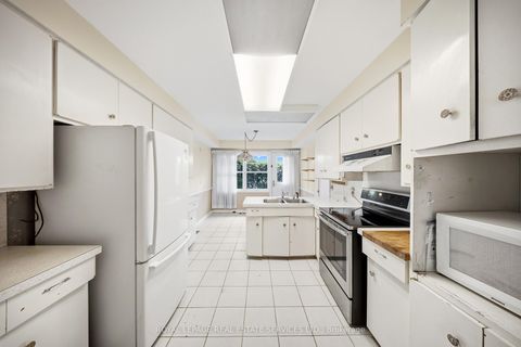 Photo 3 at 28 Bemersyde Drive, Rosethorn, Toronto