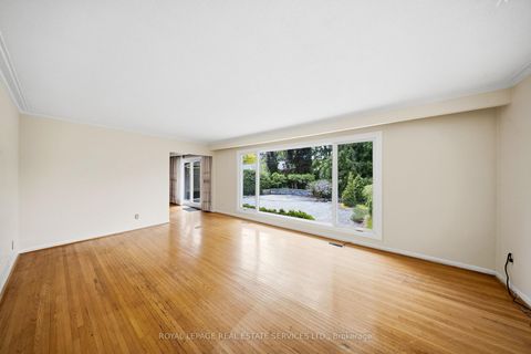 Photo 11 at 28 Bemersyde Drive, Rosethorn, Toronto