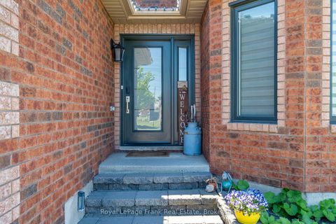 Photo 2 at 13 Fenchurch Manor, Painswick South, Barrie