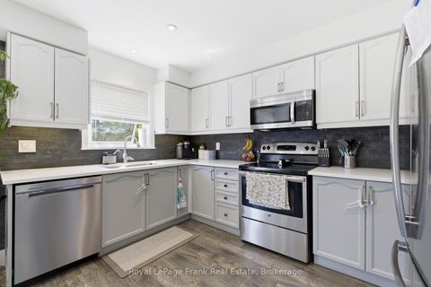 Photo 11 at 13 Fenchurch Manor, Painswick South, Barrie