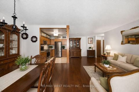 Photo 2 at 1509 - 100 Quebec Avenue, High Park North, Toronto