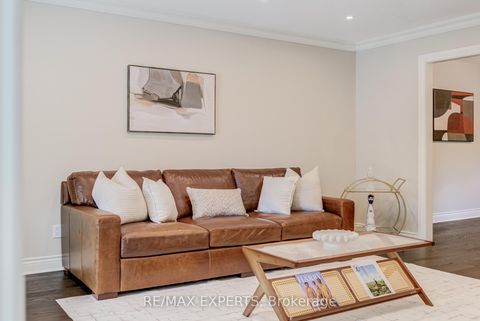 Photo 4 at 23 Bloomfield Trail, Oak Ridges, Richmond Hill