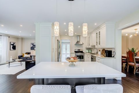 Photo 11 at 23 Bloomfield Trail, Oak Ridges, Richmond Hill