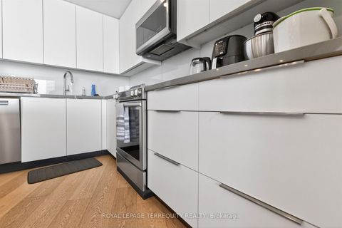 Photo 17 at 2432 - 33 Harbour Square, Waterfront Communities C1, Toronto