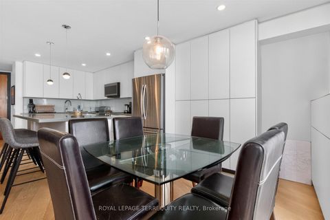 Photo 21 at 2432 - 33 Harbour Square, Waterfront Communities C1, Toronto
