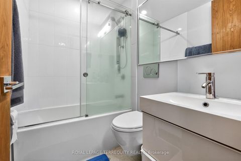 Photo 31 at 2432 - 33 Harbour Square, Waterfront Communities C1, Toronto