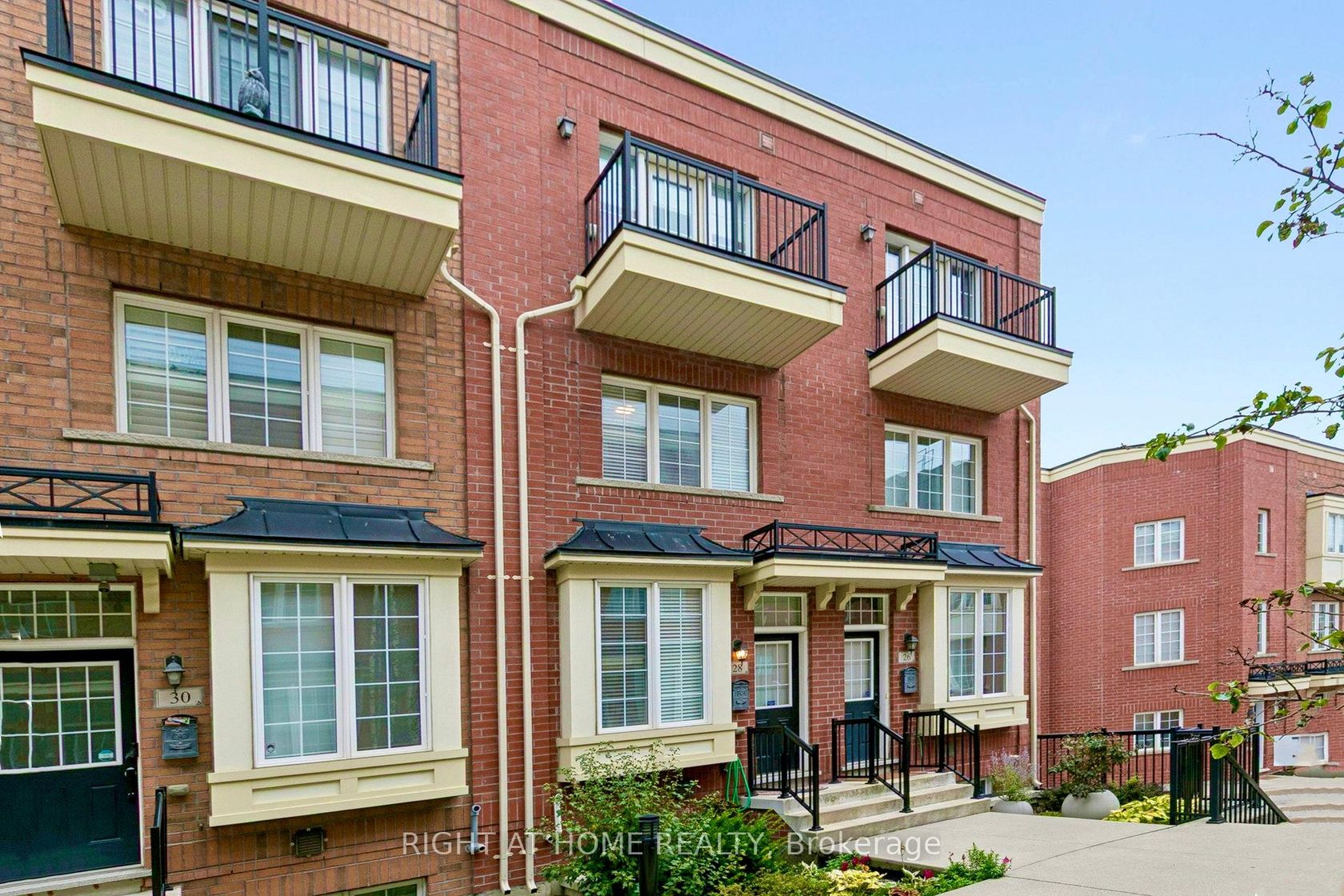 28 Raffeix Lane, Moss Park, Toronto photo number 2