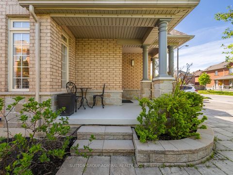 Photo 2 at 49 Loire Valley Avenue, Patterson, Vaughan