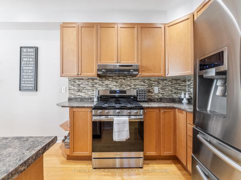 Photo 6 at 49 Loire Valley Avenue, Patterson, Vaughan