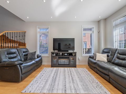 Photo 11 at 49 Loire Valley Avenue, Patterson, Vaughan