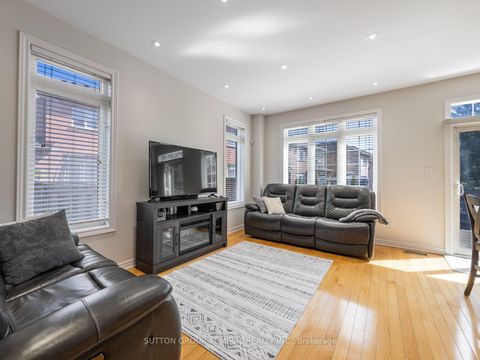 Photo 12 at 49 Loire Valley Avenue, Patterson, Vaughan