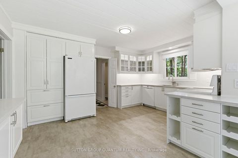 Photo 19 at 8 Riverside Crescent, Swansea, Toronto