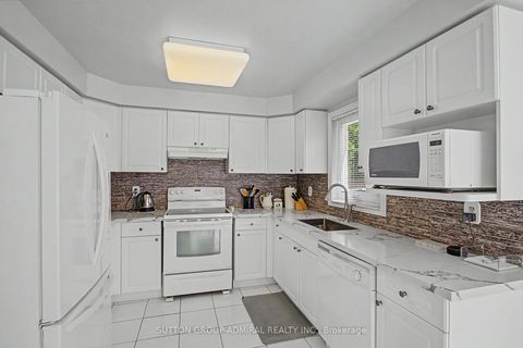 Photo 13 at 9 Hammerstone Crescent, Beverley Glen, Vaughan