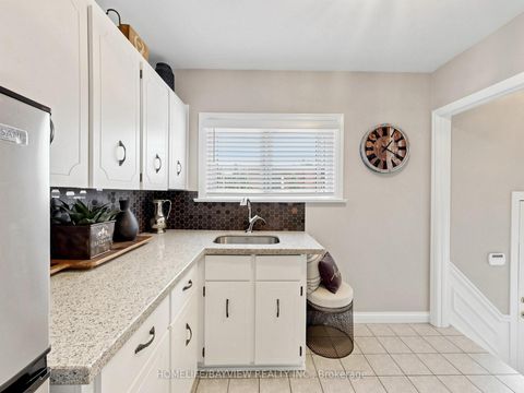 Photo 9 at 10 Woolton Crescent, Amesbury, Toronto