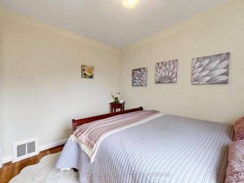 Photo 20 at 10 Woolton Crescent, Amesbury, Toronto