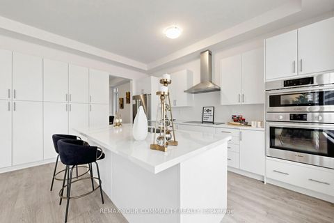 Photo 10 at 105 Halldorson Avenue, Bayview Northeast, Aurora