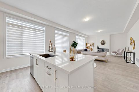 Photo 12 at 105 Halldorson Avenue, Bayview Northeast, Aurora