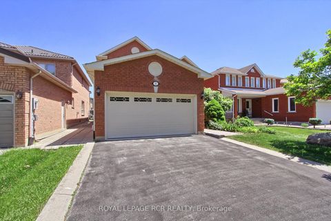 Photo 2 at 11 Zucchet Court, East Woodbridge, Vaughan