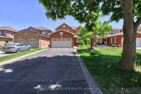 Photo 3 at 11 Zucchet Court, East Woodbridge, Vaughan